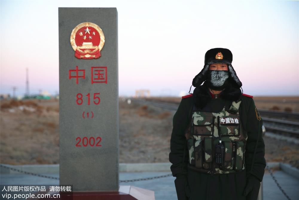内蒙古开启“冰冻周” 边防哨兵-30℃界碑站岗