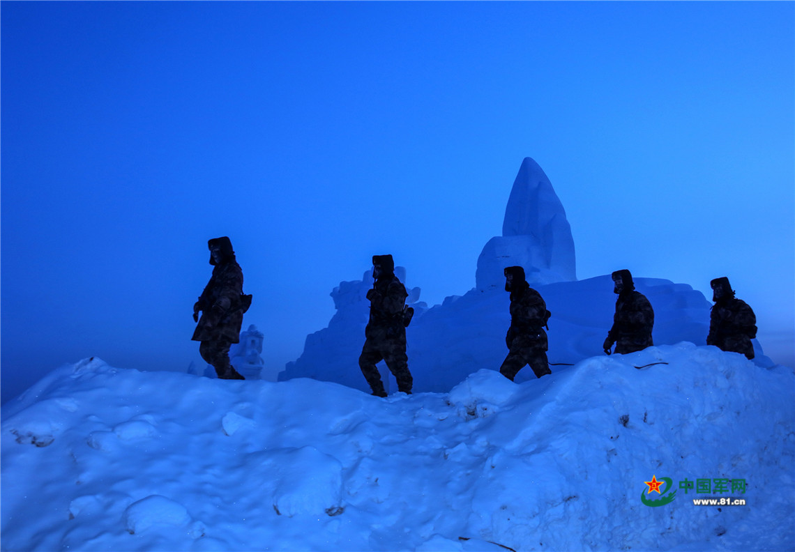 -30℃ 边防官兵巡逻美成一幅画
