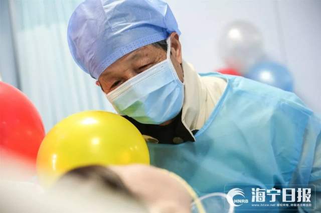 ICU里，他和植物人妻子举行金婚仪式，一句话让所有人泪目！