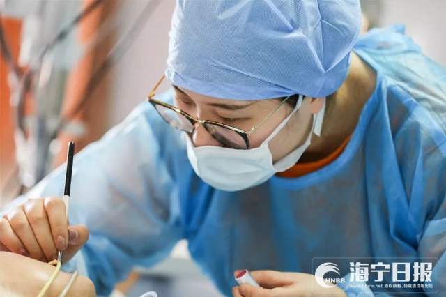 ICU里，他和植物人妻子举行金婚仪式，一句话让所有人泪目！
