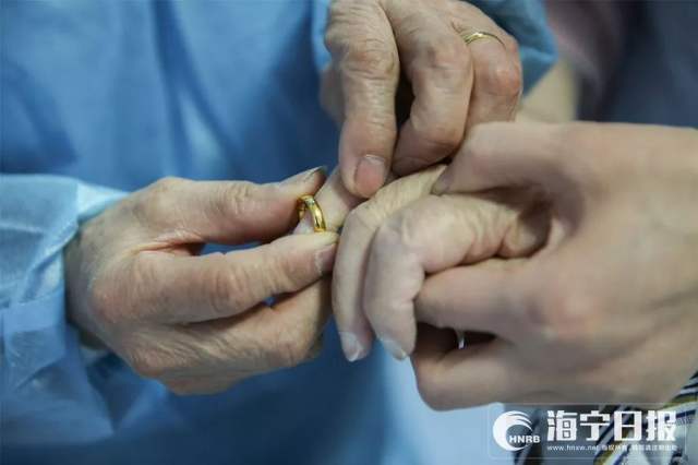 ICU里，他和植物人妻子举行金婚仪式，一句话让所有人泪目！