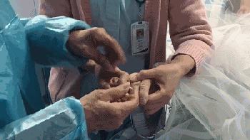 ICU里，他和植物人妻子举行金婚仪式，一句话让所有人泪目！