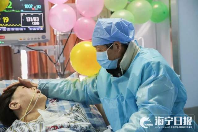 ICU里，他和植物人妻子举行金婚仪式，一句话让所有人泪目！