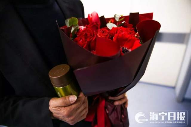 ICU里，他和植物人妻子举行金婚仪式，一句话让所有人泪目！