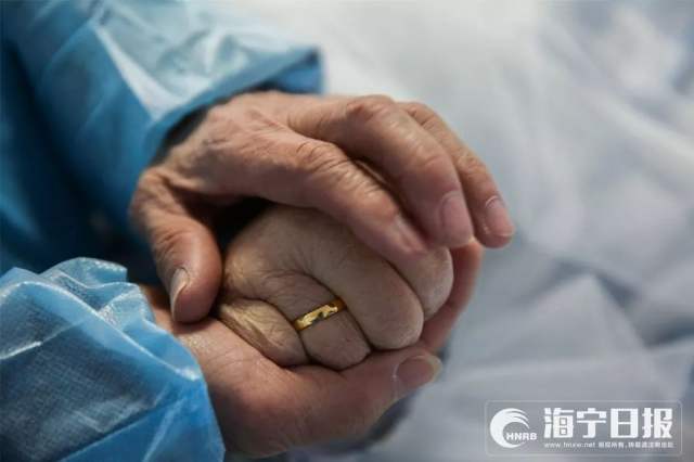 ICU里，他和植物人妻子举行金婚仪式，一句话让所有人泪目！