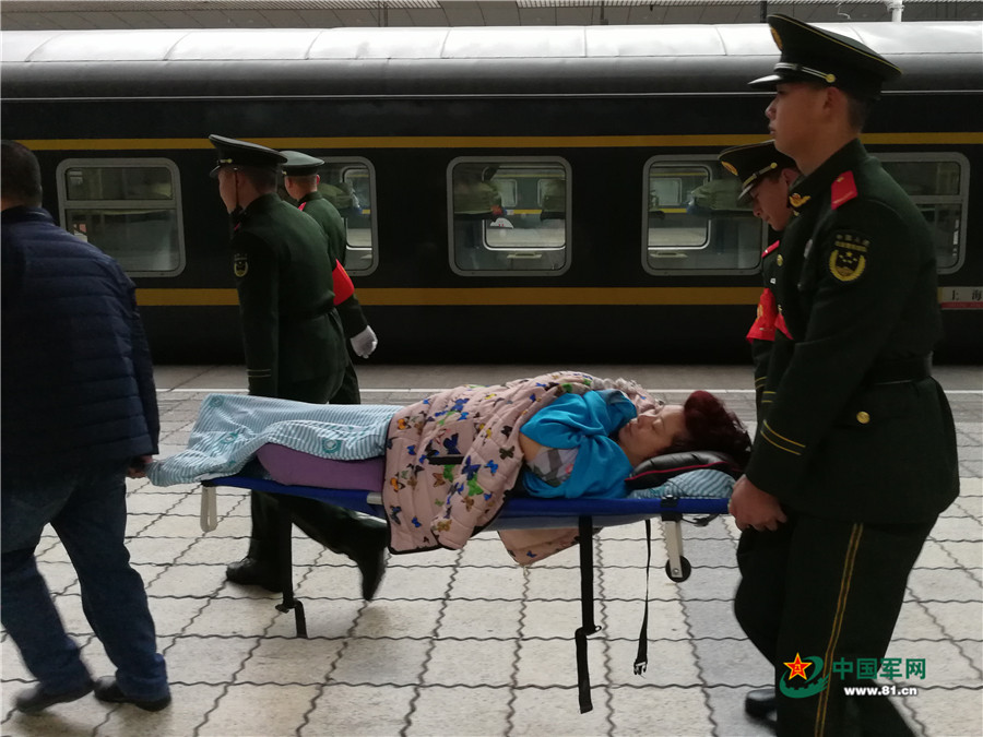 图为在重庆北站候车大厅，执勤的武警官兵正在维护秩序。