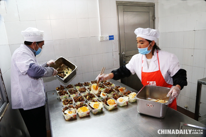 组图：火车司机的元宵团圆饭