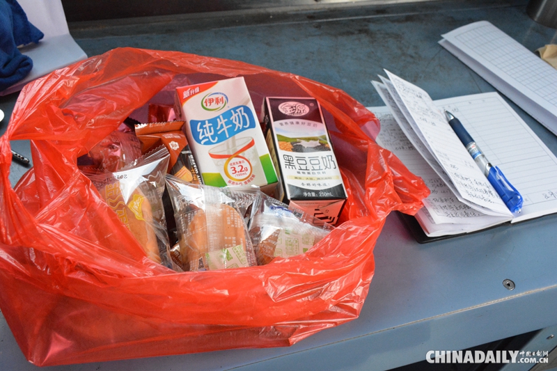 组图：火车司机的元宵团圆饭