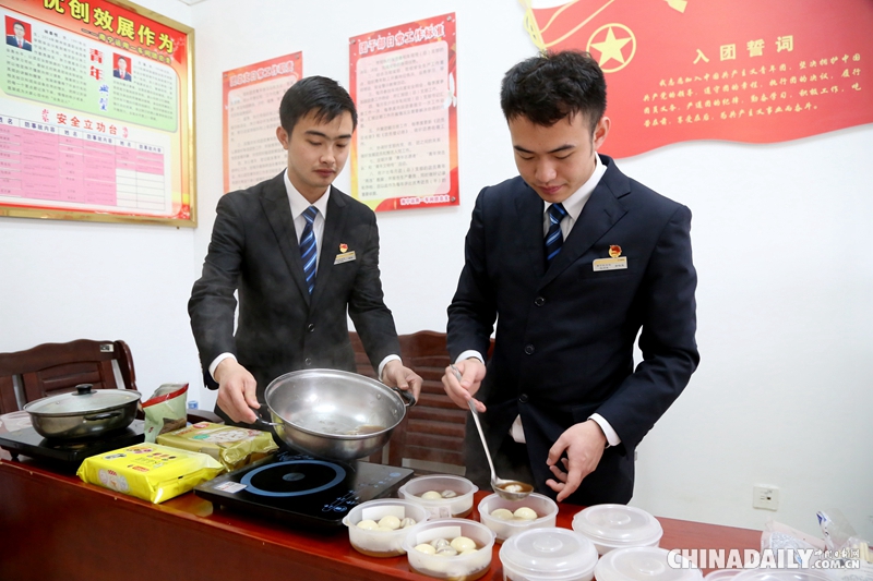 组图：火车司机的元宵团圆饭