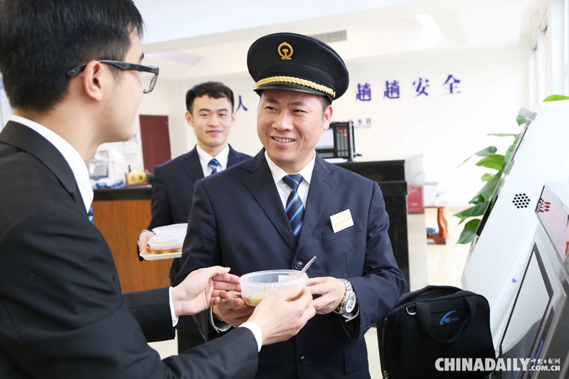 组图：火车司机的元宵团圆饭
