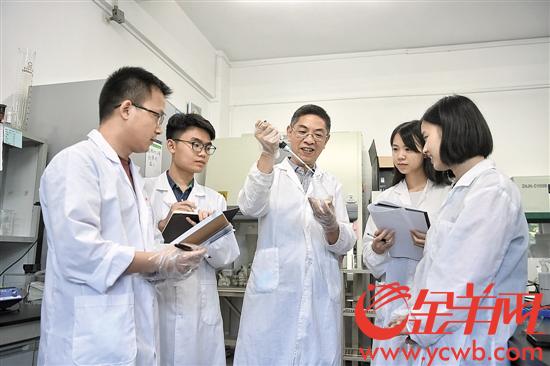 【中国梦·践行者】关注科技背后更博大的价值 贺竹梅：敬畏生命的经典教育守护者