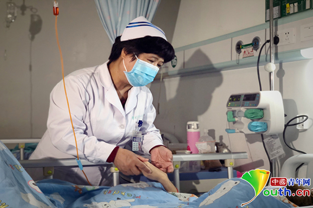 中国人的故事|最美护士杜丽群：勇闯“禁区”，以爱抗艾