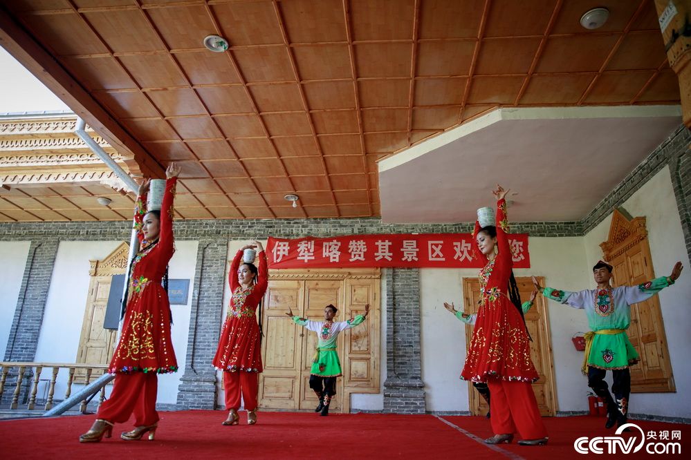 幸福美丽新边疆丨在喀赞其民俗旅游区乘坐“哈迪克”观光特色街巷