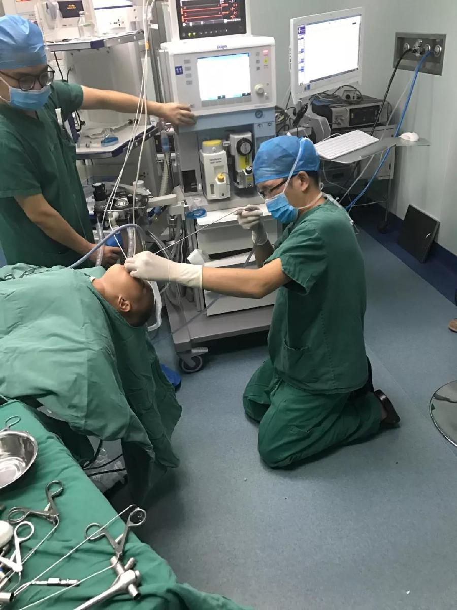 生死关头跪地救人这位铜仁医生火遍朋友圈