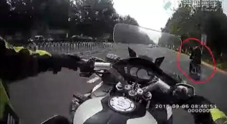 男子掏刀向交警捅去之后…这段执法视频火了！