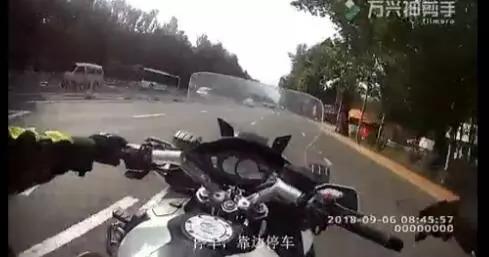 男子掏刀向交警捅去之后…这段执法视频火了！