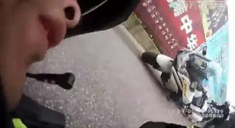 男子掏刀向交警捅去之后…这段执法视频火了！