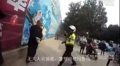 男子掏刀向交警捅去之后…这段执法视频火了！