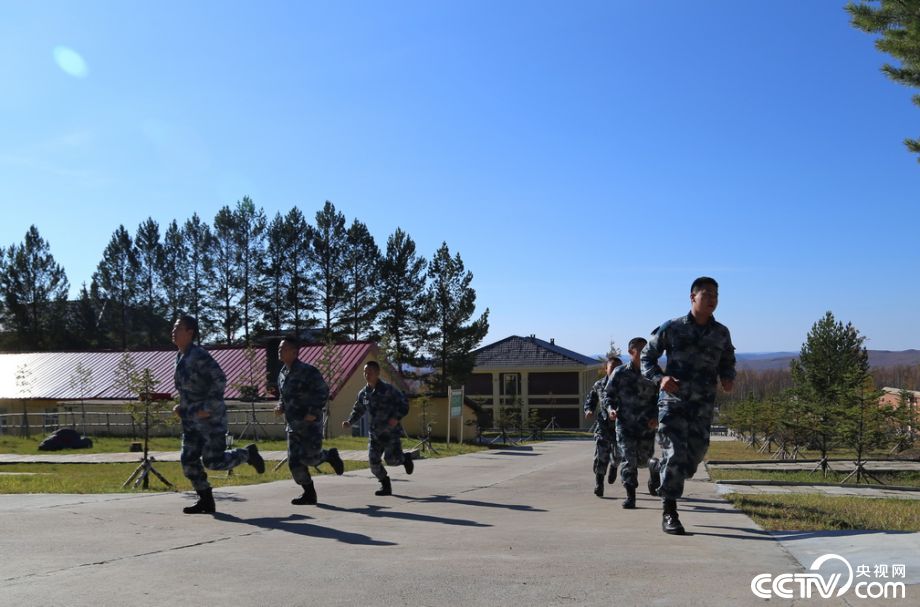 【网络媒体国防行】北极雷达兵，盯牢“北天门”
