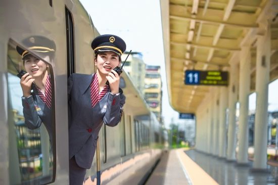 【劳动者之歌】列车长胡丽：扎根列车二十载 服务旅客超百万